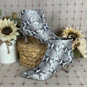 Tony Bianco Elia Snakeskin Embossed Leather Pointed Toe Ankle Boots sz 6 Booties